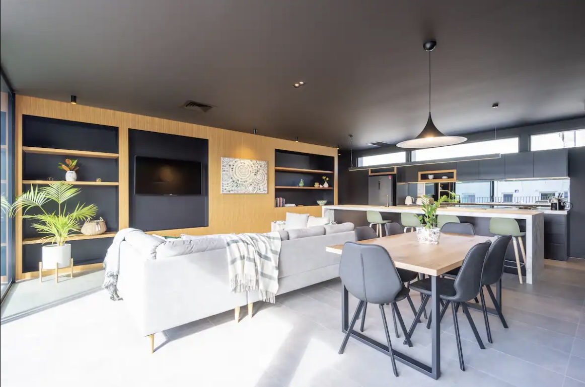 Luxury Sandy Bay Apartment AirAuctioneer